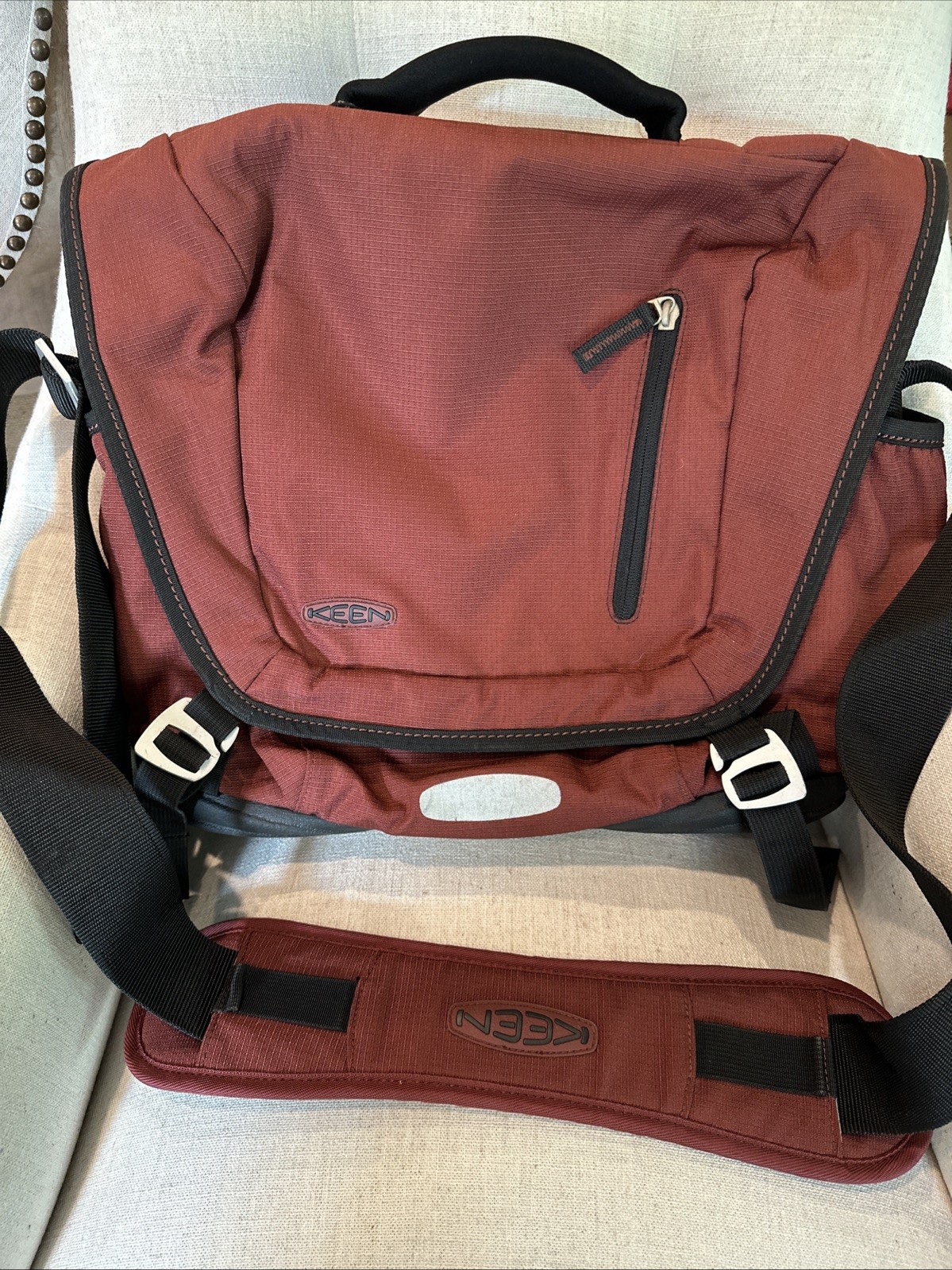 Keen Hybrid Transport Laptop Messenger Crossbody XL Bag Unisex Burgundy & Black