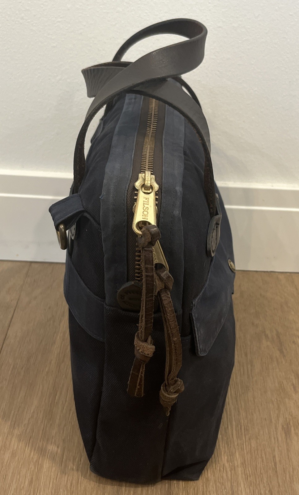 Filson Rugged Twill Tablet Briefcase | Navy | 11070324 | MiUSA | Missing Strap