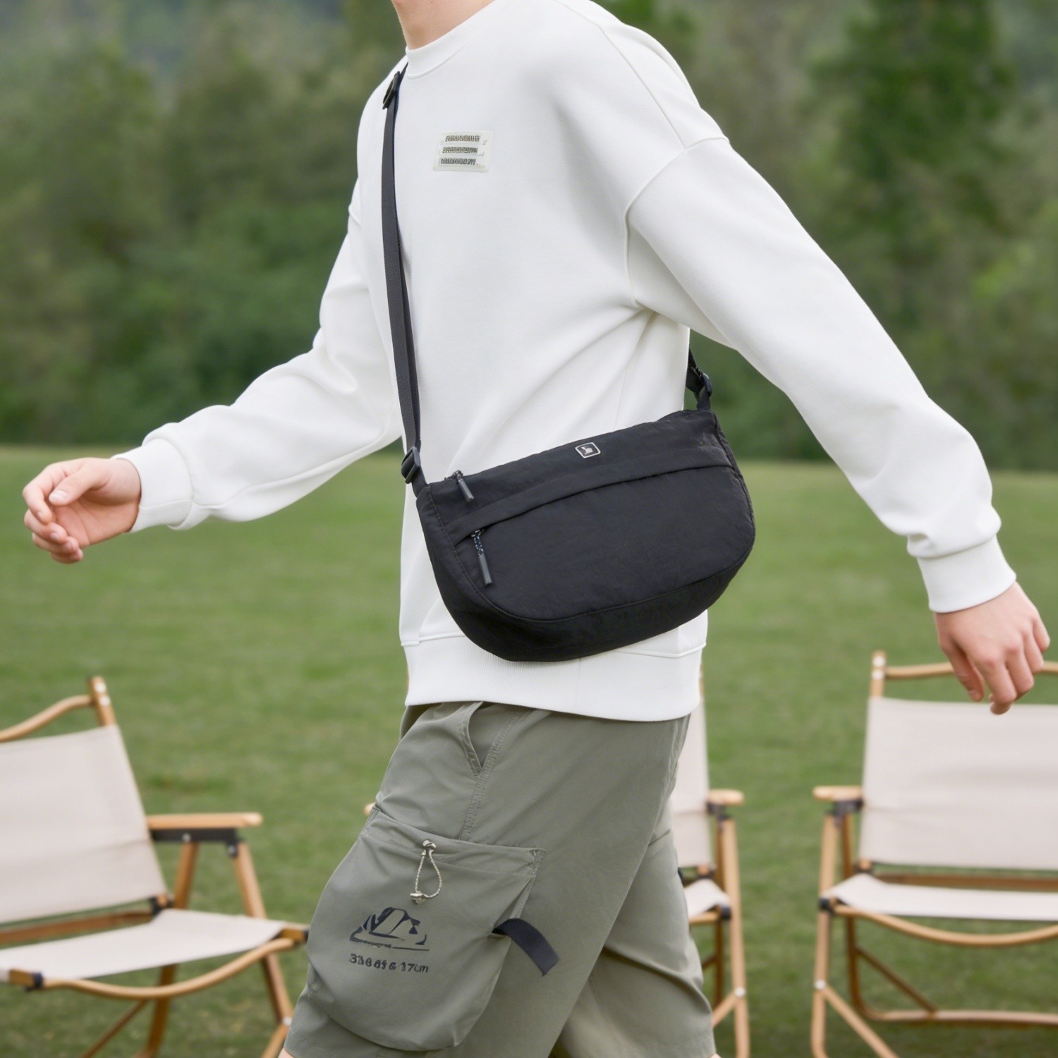 OIWAS Crossbody Bag Lightweight Adjustable Sling Bag Men Women Crecent Bag Black