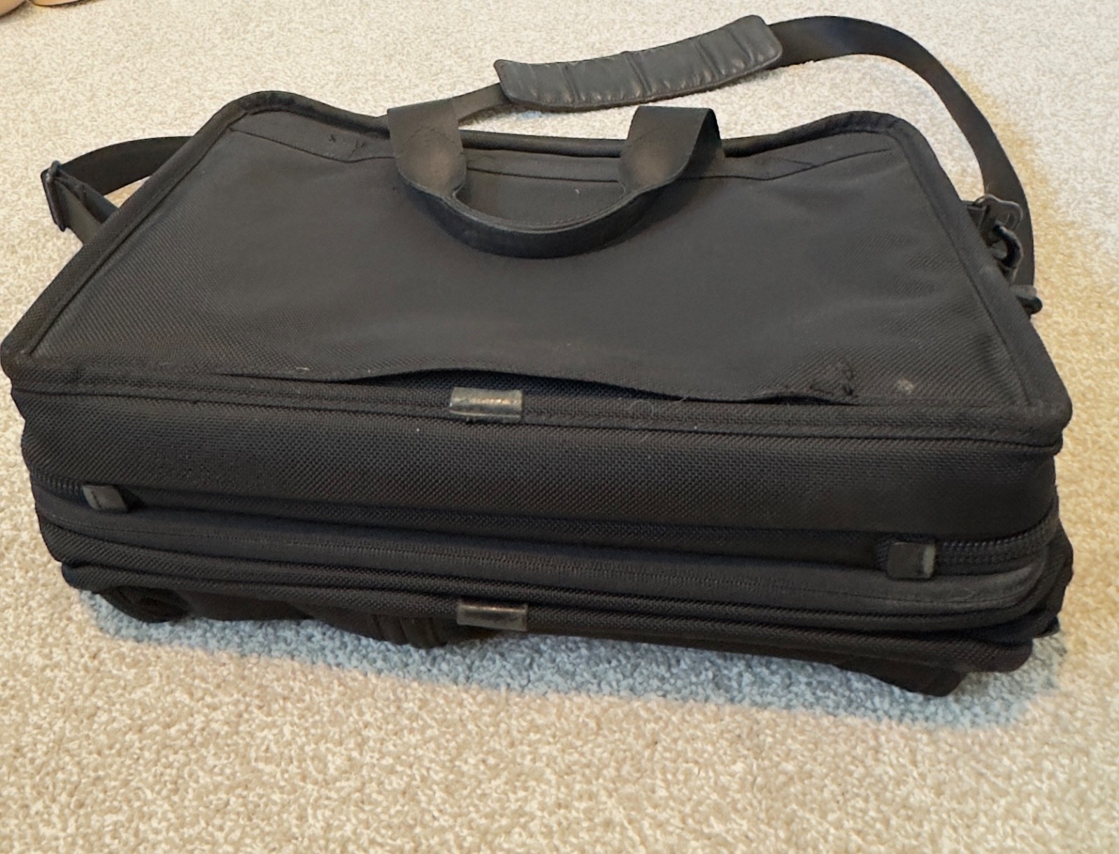 TUMI ALPHA Black Leather Expandable Organizer Laptop Brief Messenger Bag EUC