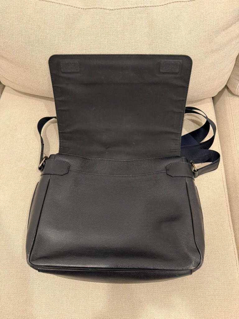 Louis Vuitton Taiga Leather Messenger Bag Black Crossbody Shoulder Bag Authentic