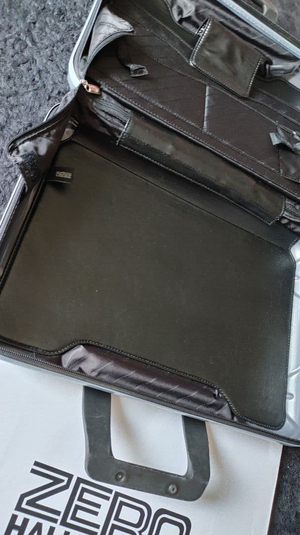 Ultra Lightweight Excellent Condition ZERO HALLIBURTON Polycarbonate Silver Atta