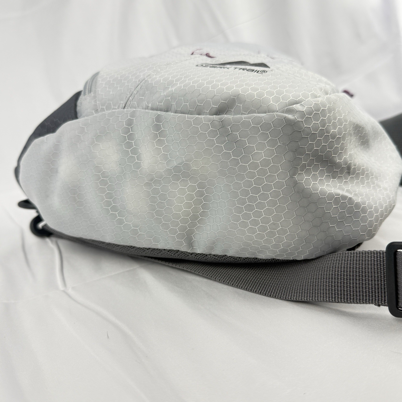 Ozark Trail Sling pack Light Gray Purple Trim Polyester 7 L approx 15x7x4″