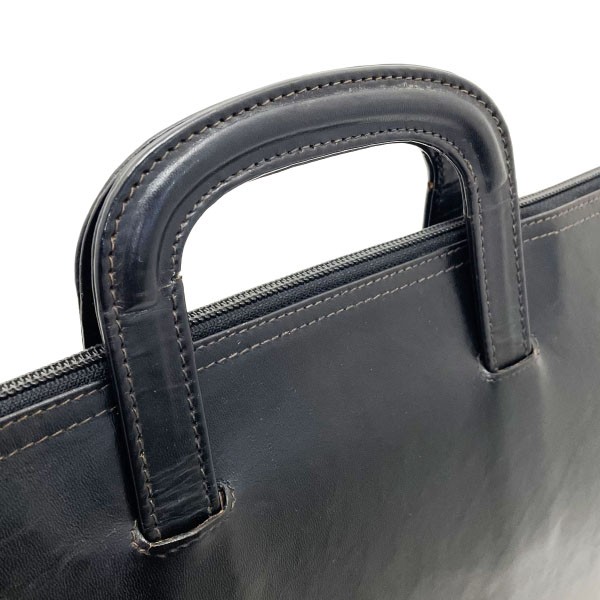 ■Authentic Burberry briefcase in black leather with a slide handle. Perfect for