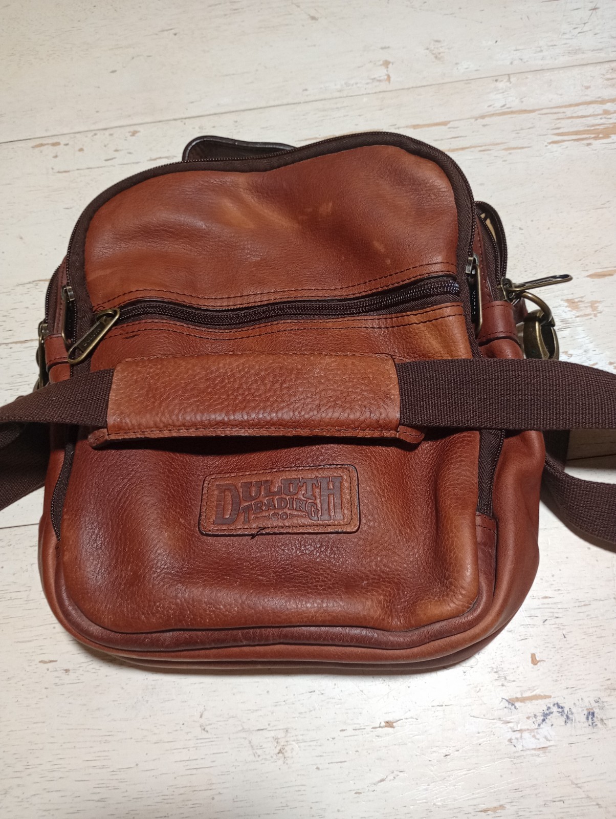 Duluth Trading Co Lifetime Leather Travel Bag Multi Zip Pocket Crossbody Brown