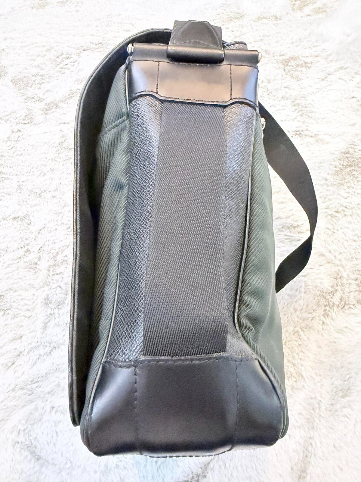 Louis Vuitton Viktor Messenger Bag Black Taiga Leather Crossbody Shoulder Bag LV
