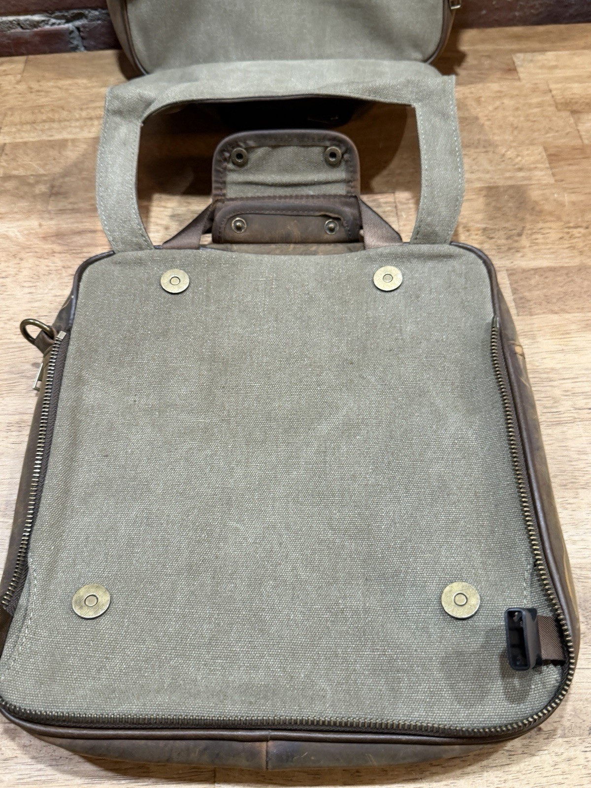 Brookstone Messenger Bag Chocolate Leather Multi Pocket Detachable Distressed