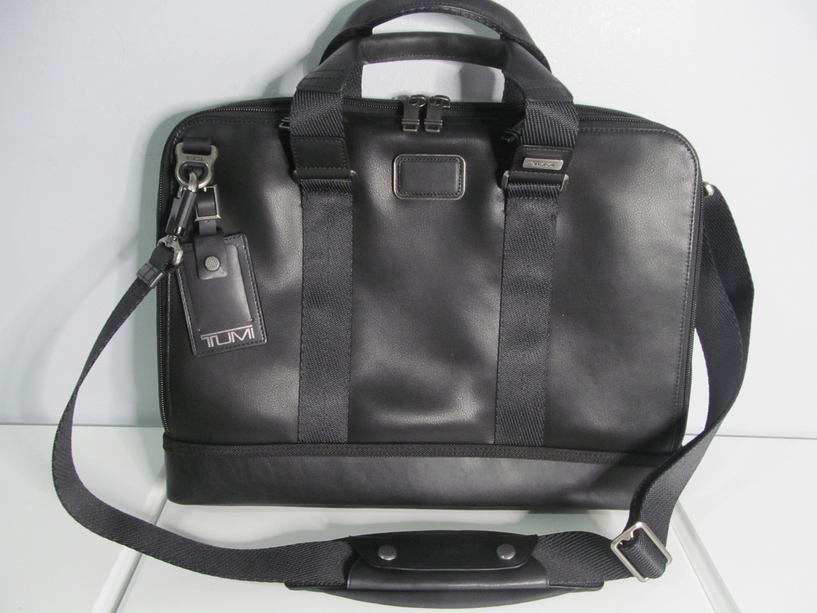 TUMI Owens Executive Black Leather 14″ Laptop Sleeve Trolley Business Brief, NWT