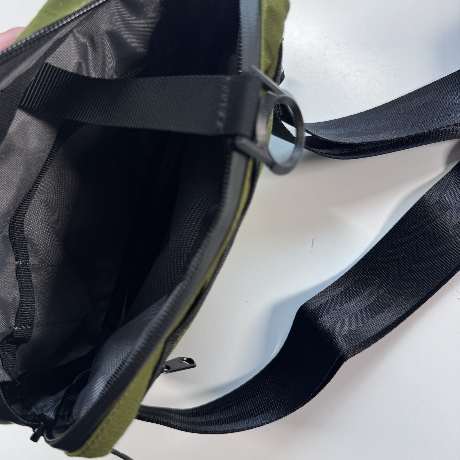 CHROME INDUSTRIES Barrage 2L Sling Crossbody Bag Small Moss Green