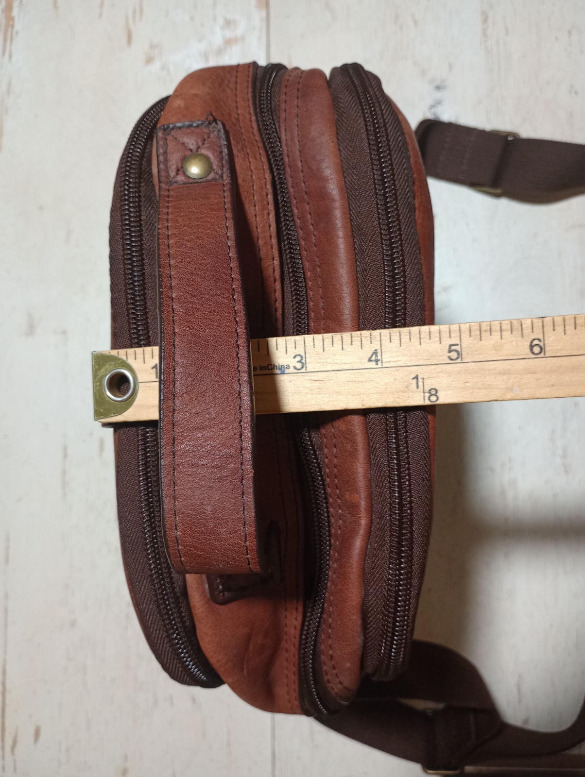 Duluth Trading Co Lifetime Leather Travel Bag Multi Zip Pocket Crossbody Brown