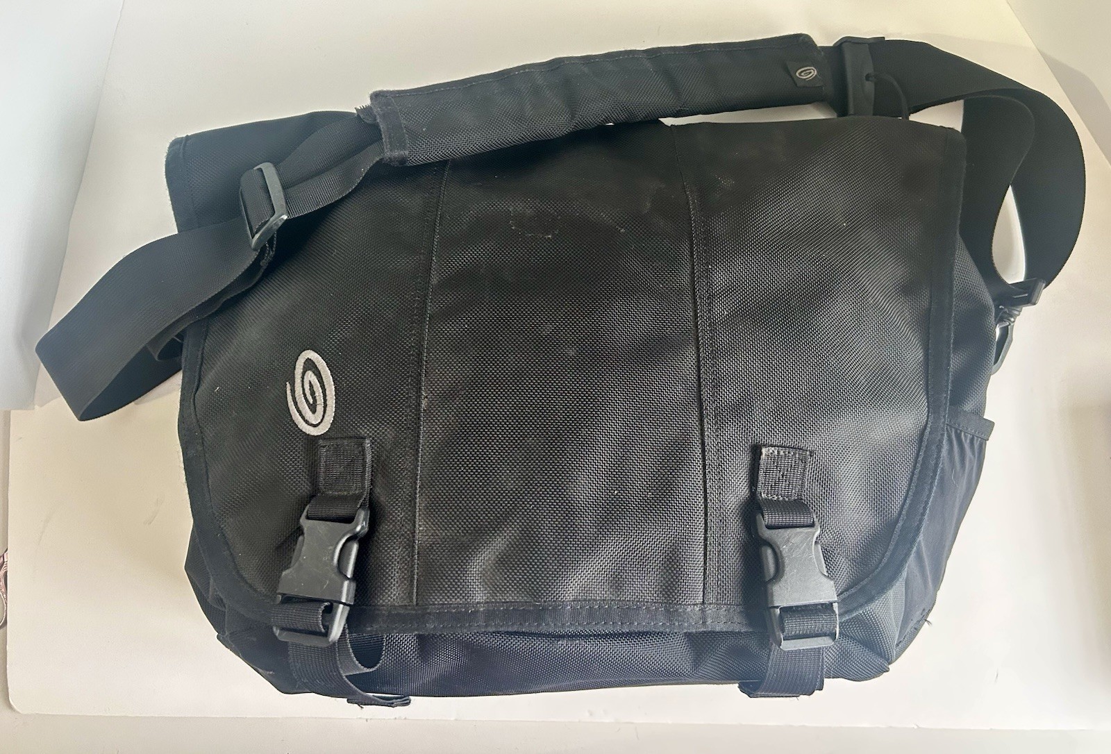 Timbuk2 Black Messenger Bag, Buckle Closure, Crossbody Strap, Inner Pockets