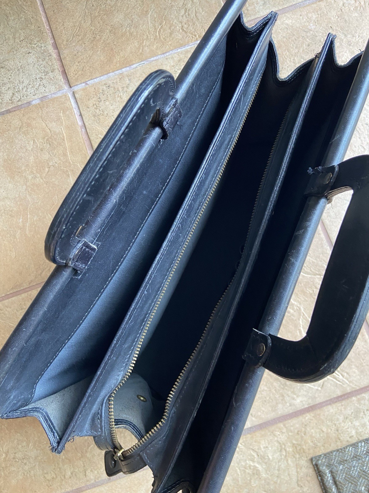 Schlesinger Brothers Black Zip Briefcase Top Handle Inner Pockets Business