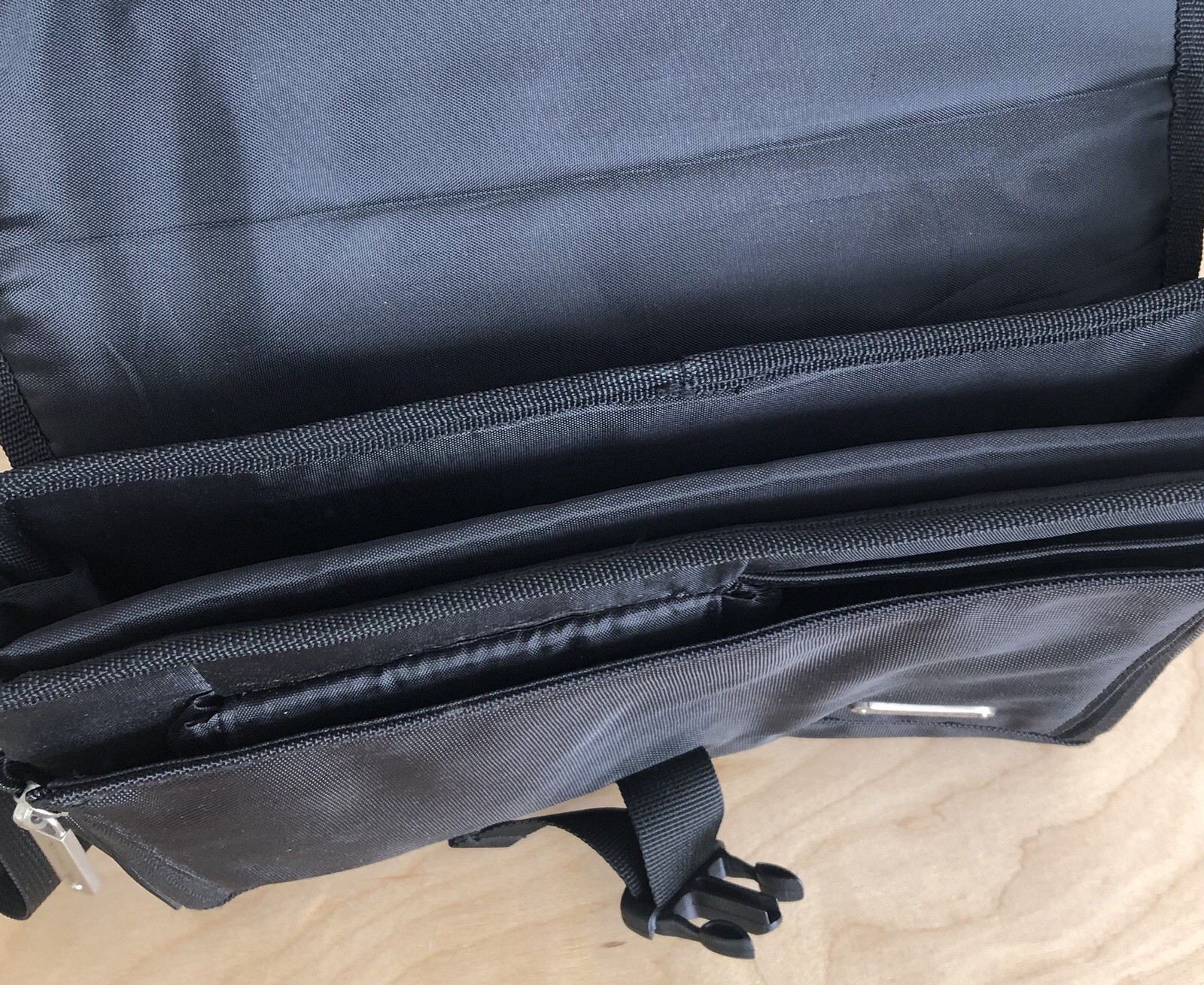 Travelon Messenger Bag Black Multi Pockets Zippered Wide Strap Mens Sz 10.5X10in