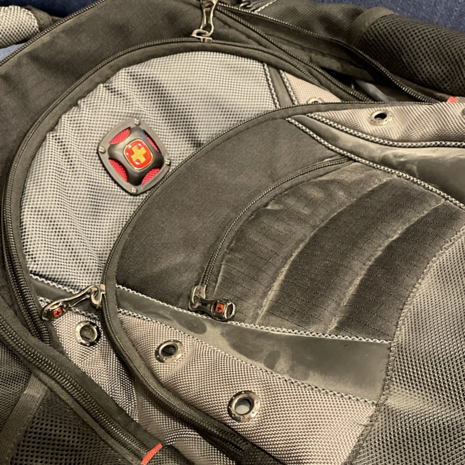SWISSGEAR by Wenger Black Gray Backpack Men’s Zip Closure with Pockets