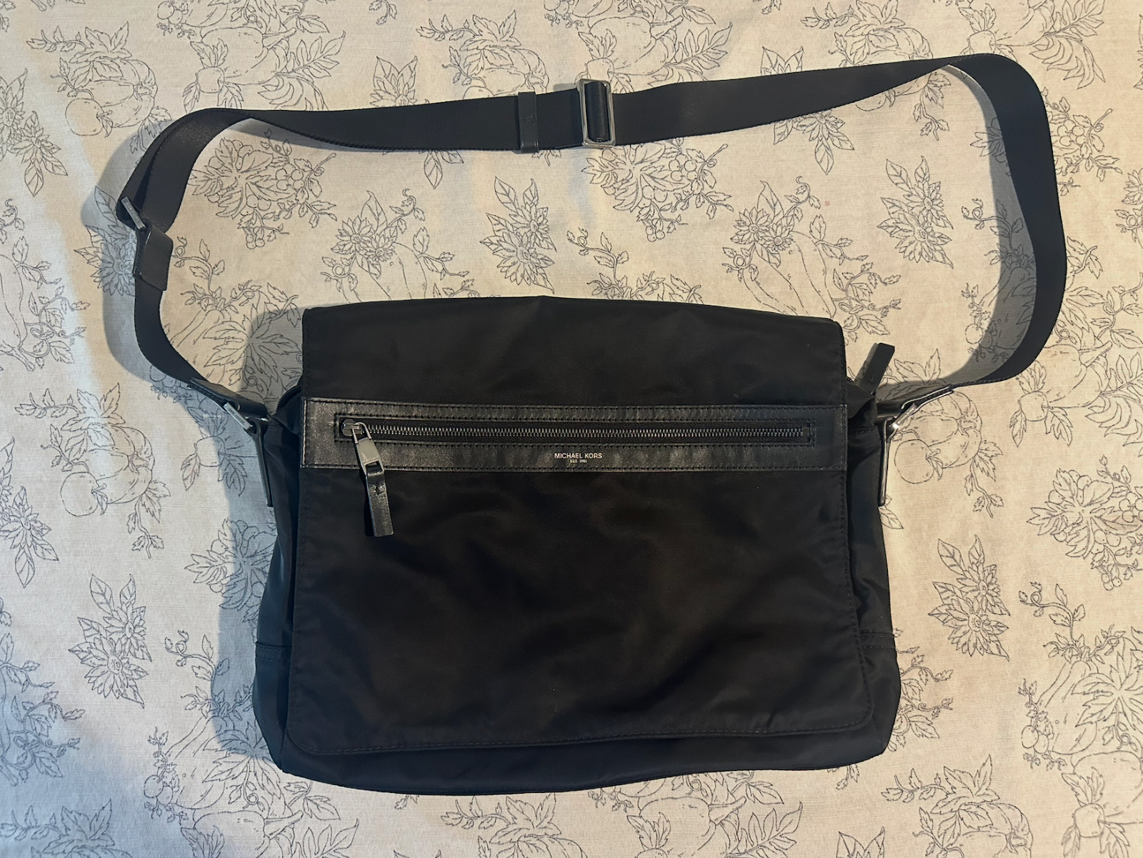MICHAEL KORS Large Soft Nylon Messenger Bag Black (Pre-Owned)