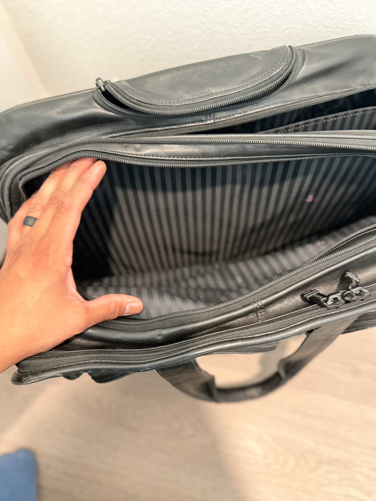 Tumi Leather 2-Wheeler Expandable Leather Laptop Briefcase #96003D4 Black Carry