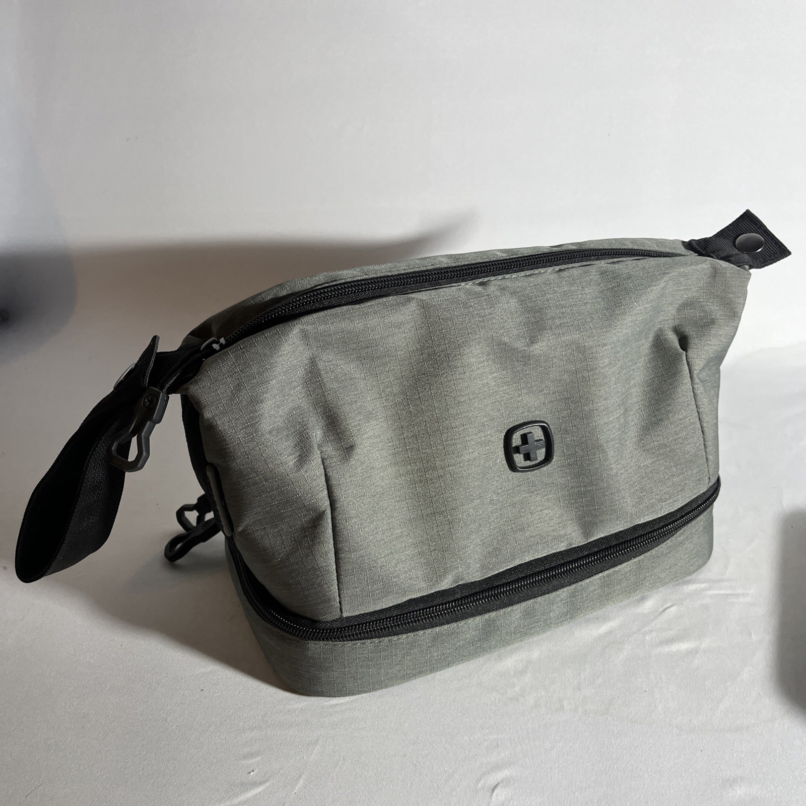 SwissGear Convertible Handle Drop Bottom Dopp Bag – Gray
