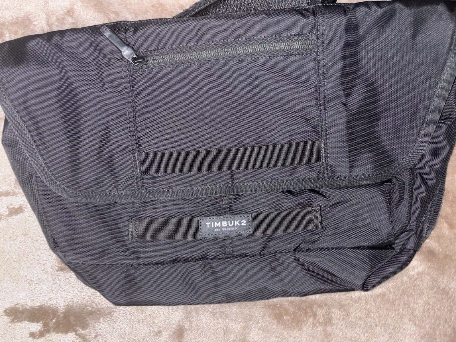 Timbuk2 Black Messenger Bag Solid Adjustable Strap Inner Pockets Zip Buckle