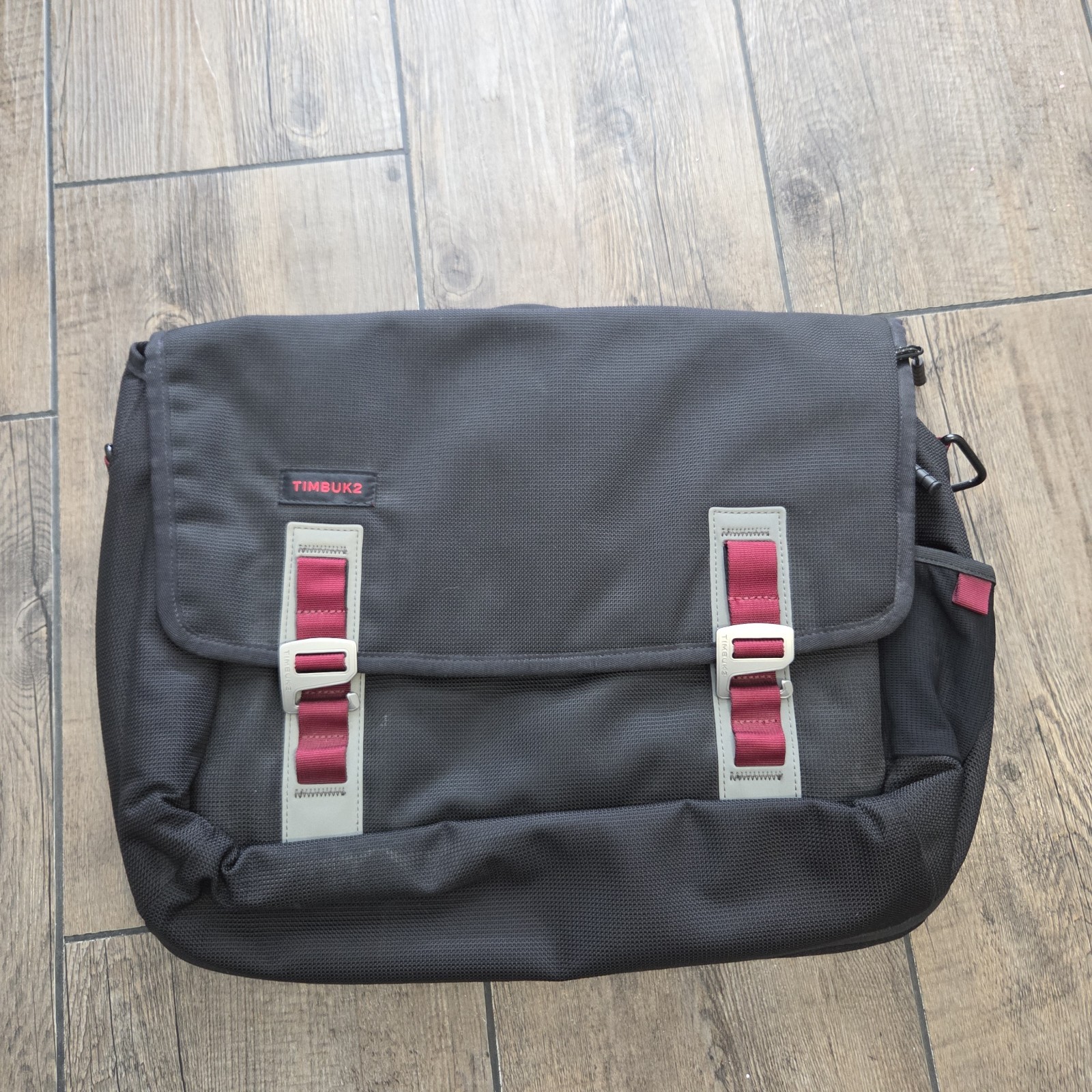 Timbuk2 M Stuck In The Middle With You Messenger Bag Charcoal Black/ Red