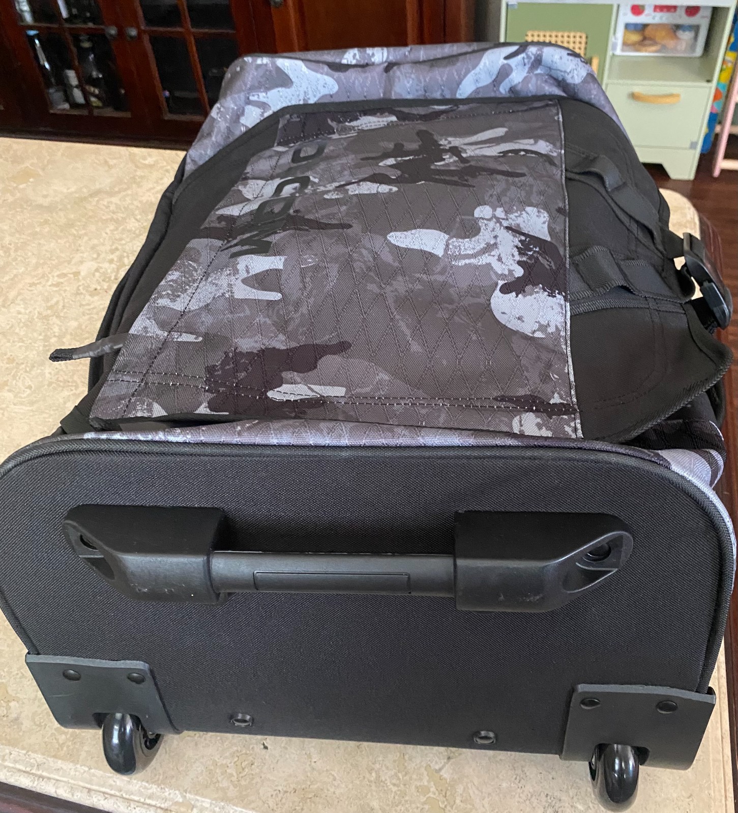 VOLCOM CARRY ON 21” ROLLING DUFFLE BAG BLACK LUGGAGE NEW