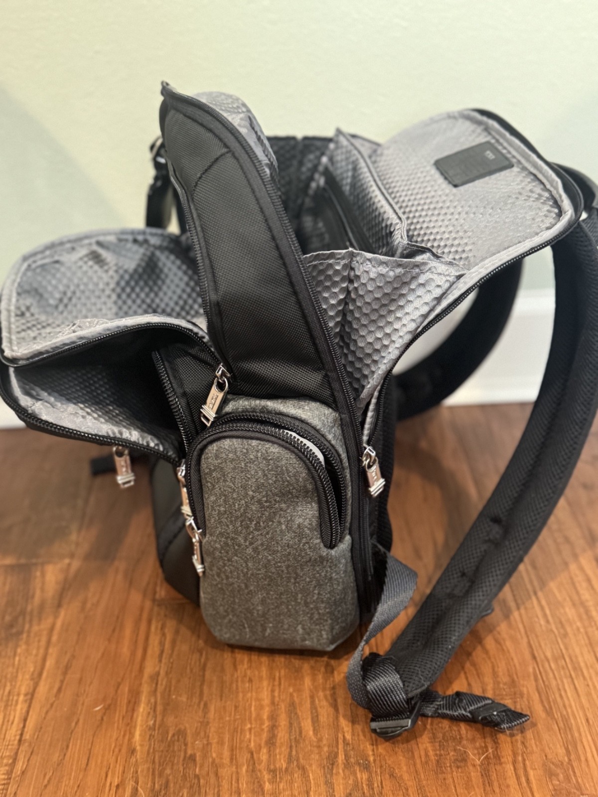 Tumi backpack medium alpha bravo black in excellent condition