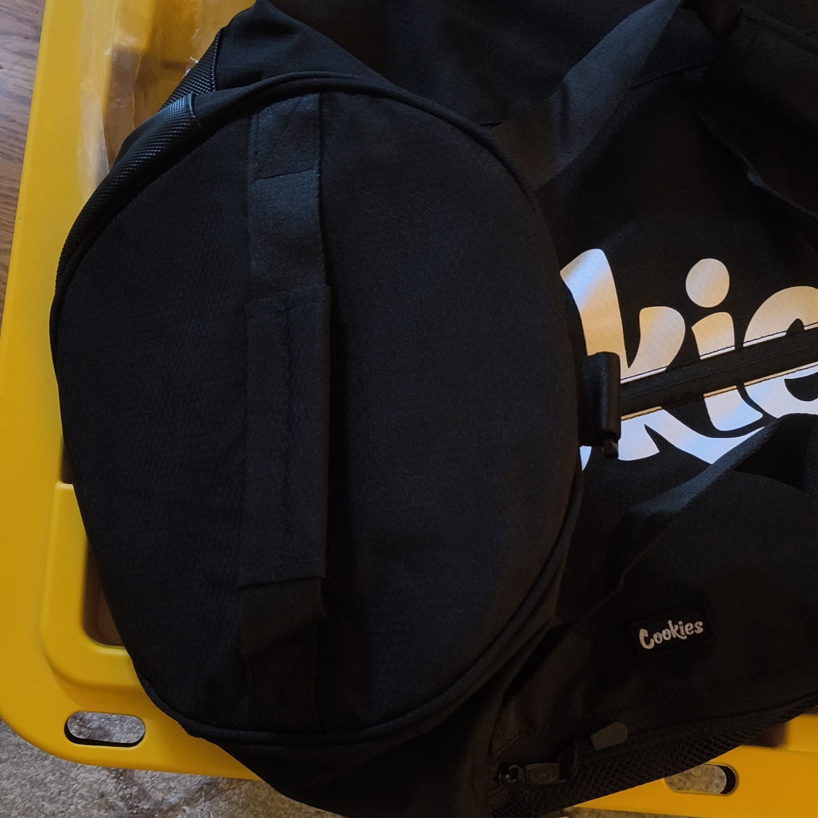 100% polyester with 3 compartments. Capacity of 44L