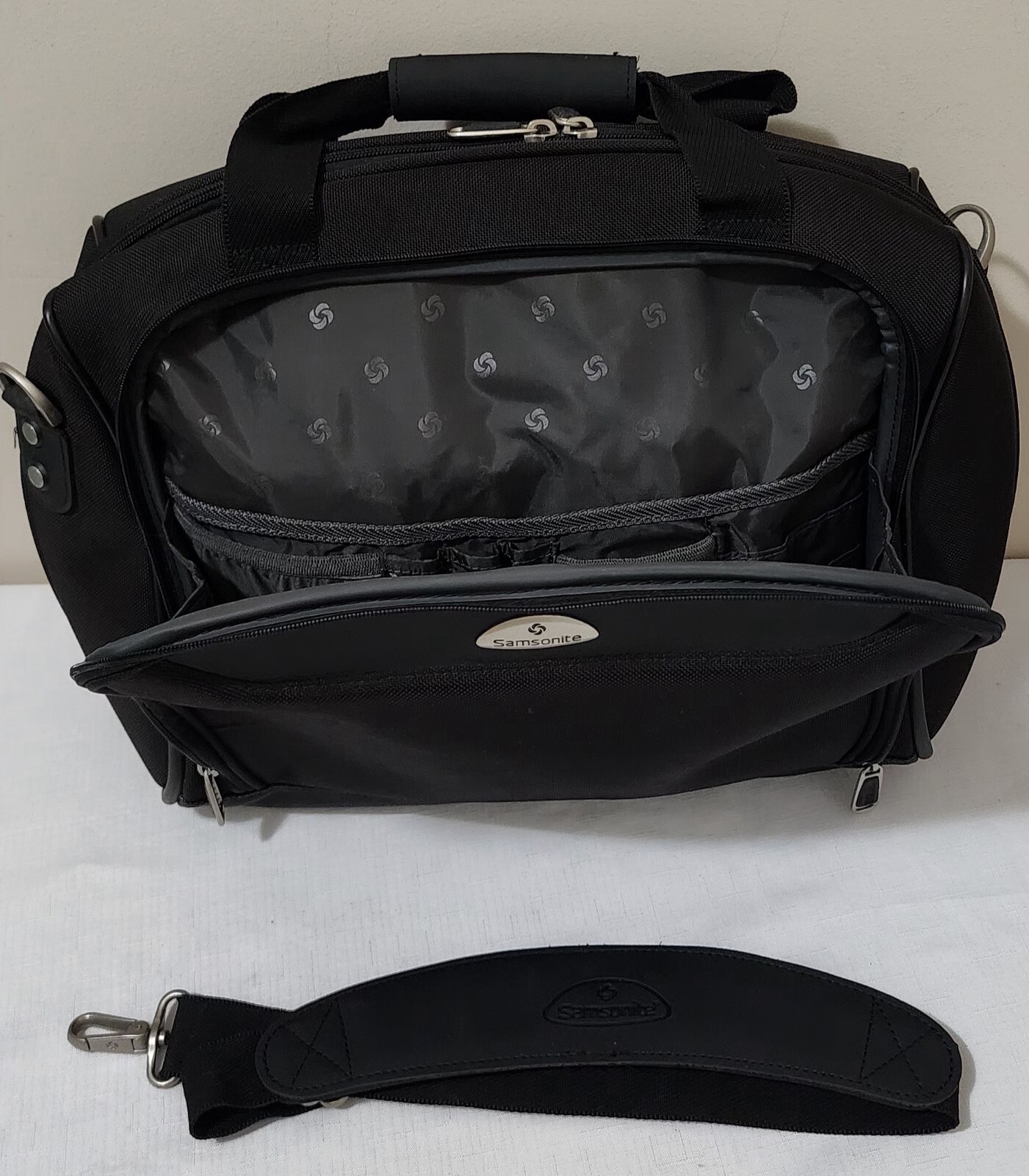 Samsonite Travel Black Laptop Briefcase MessengerBag,Fits 17” Polyethylene Vinly