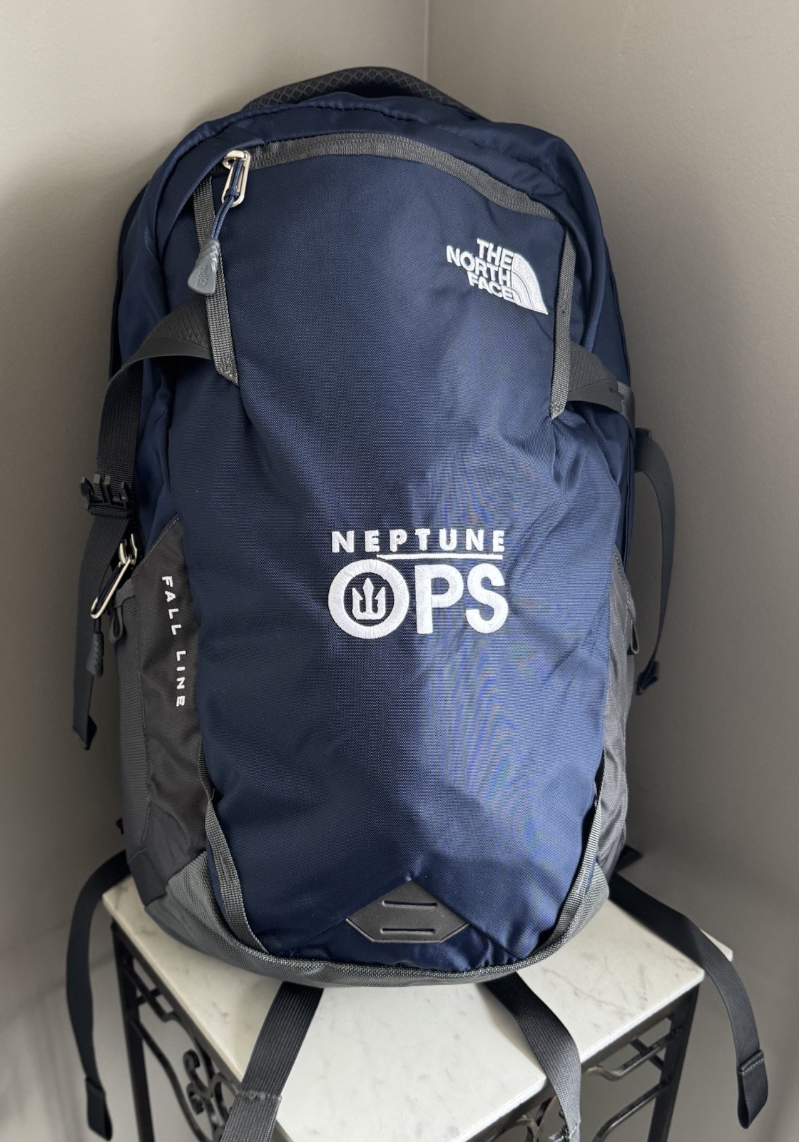 The North Face Fall Line Backpack NAVY BLUE w/Logo MINT CONDITION 🔥🔥