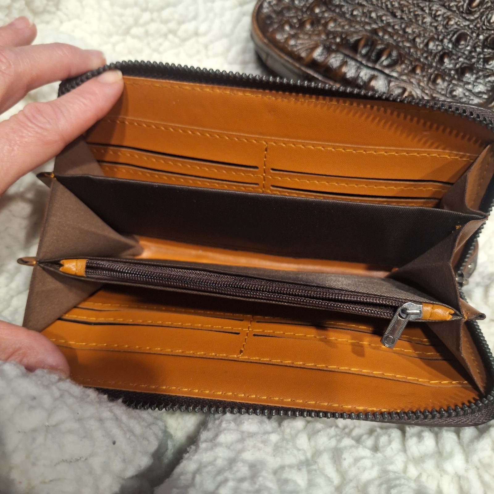 Crocodile embossed Leather Men’s Chest Bag Pattern Crossbody & Wallet