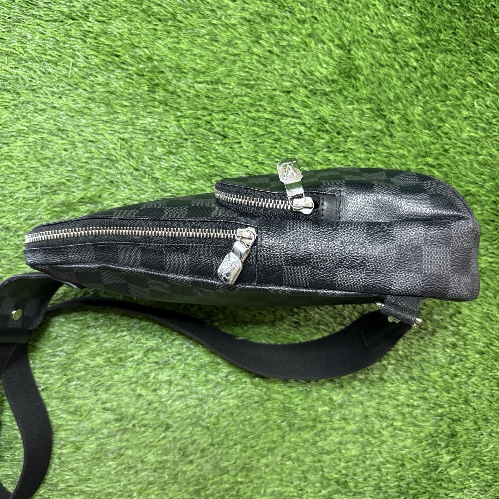Authentic LOUIS VUITTON body bag Damier Graphite Avenue Sling Bag