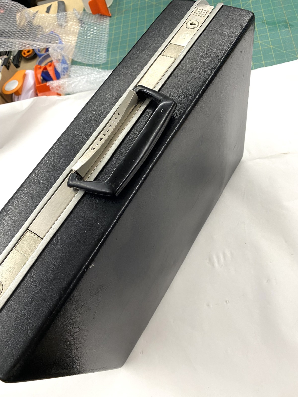 VINTAGE 1970 SAMSONITE HARD SHELL BRIEFCASE BLACK ATTACHE CASE W/ FOLDERS NO KEY