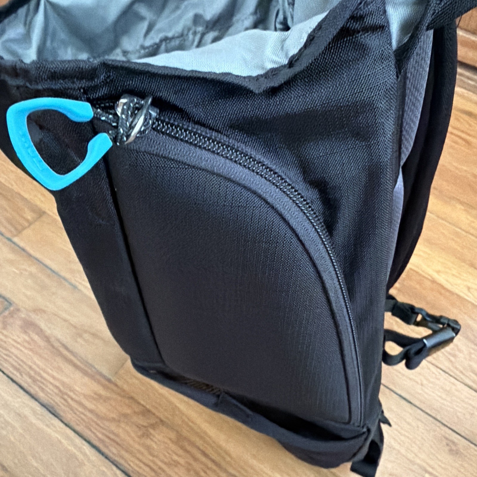 Thule Mosey 28L Daypack Hooded Backpack Black Laptop Bag Hiking Outdoor Travel