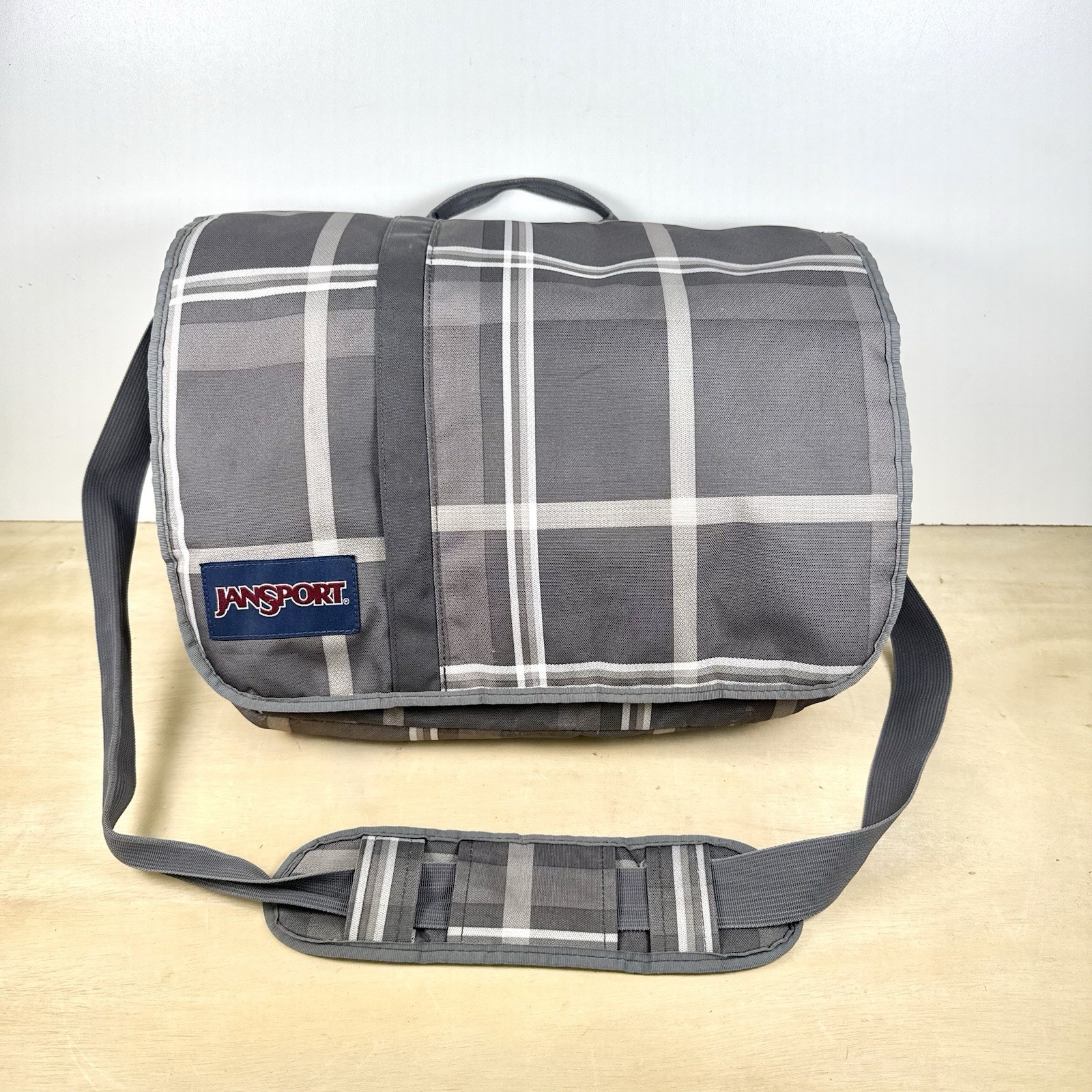 Jansport Grey Plaid Messenger Bag Laptop Notebook Sleeve – NICE!
