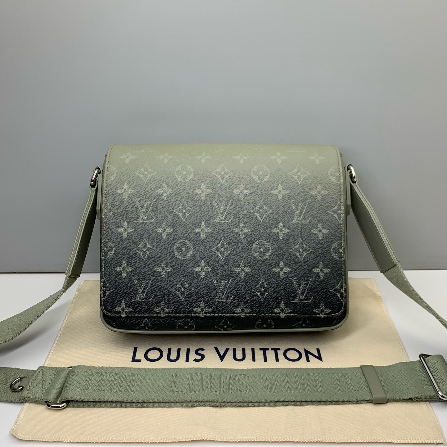 Louis Vuitton Pre-Owned Authentic DISTRICT Messenger Bag Crossbody Grey26x20x7cm