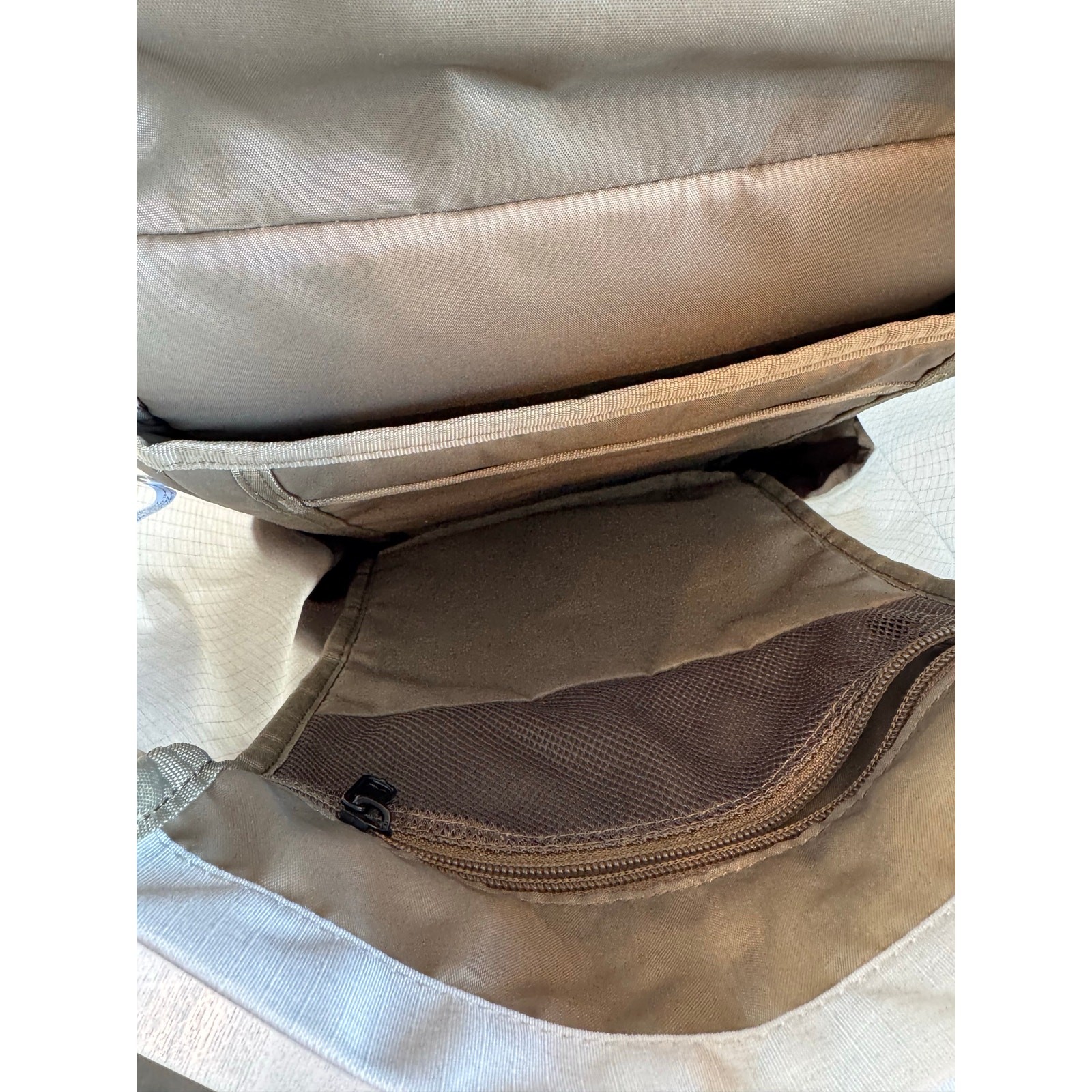 NWOT THULE Jartop Backpack Laptop Work Bag Grey and Beige with Company Logo (B)