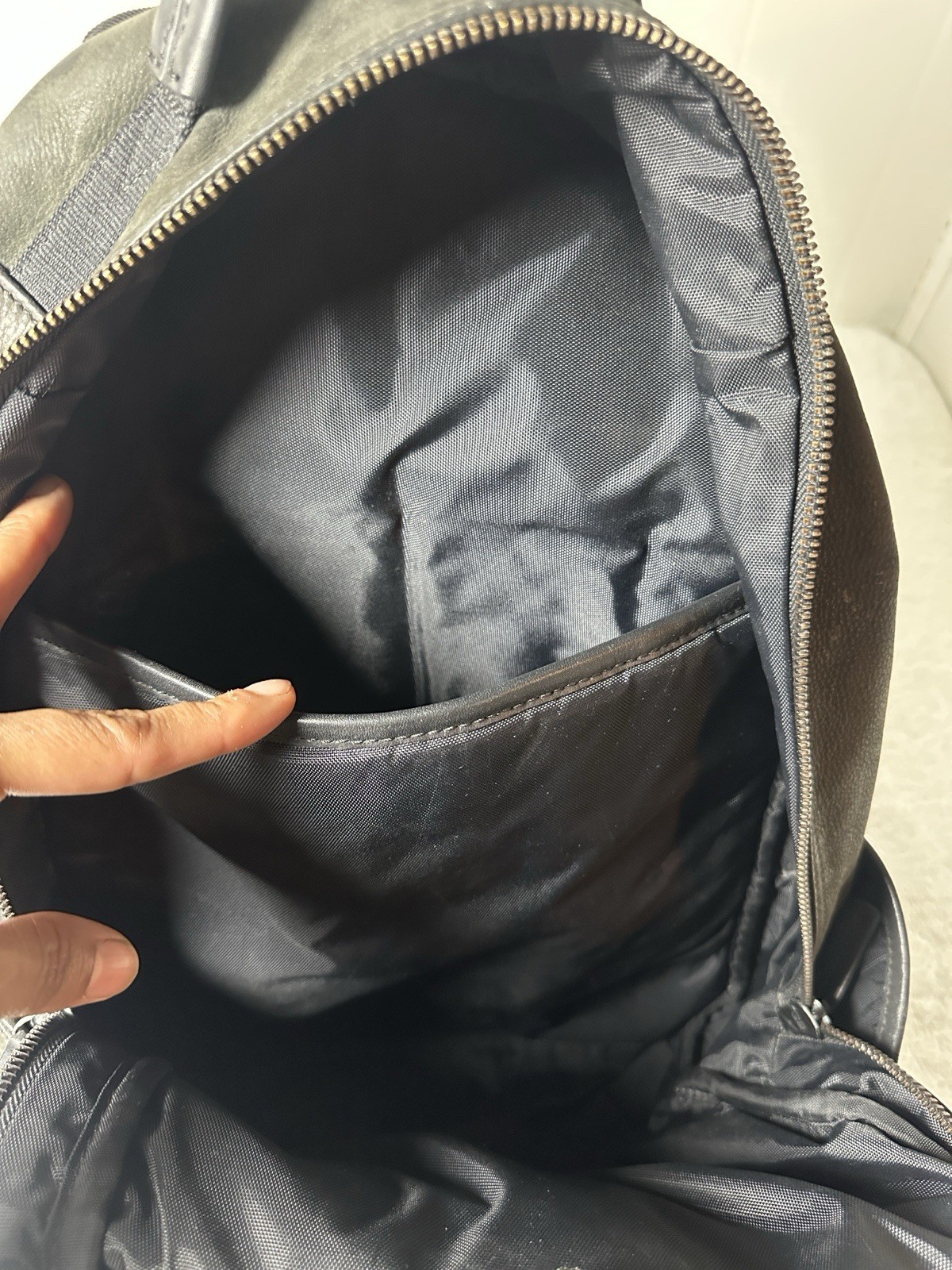 Shinola Detroit Leather Backpack Sleek Everyday CarryPre-Owned Conditions
