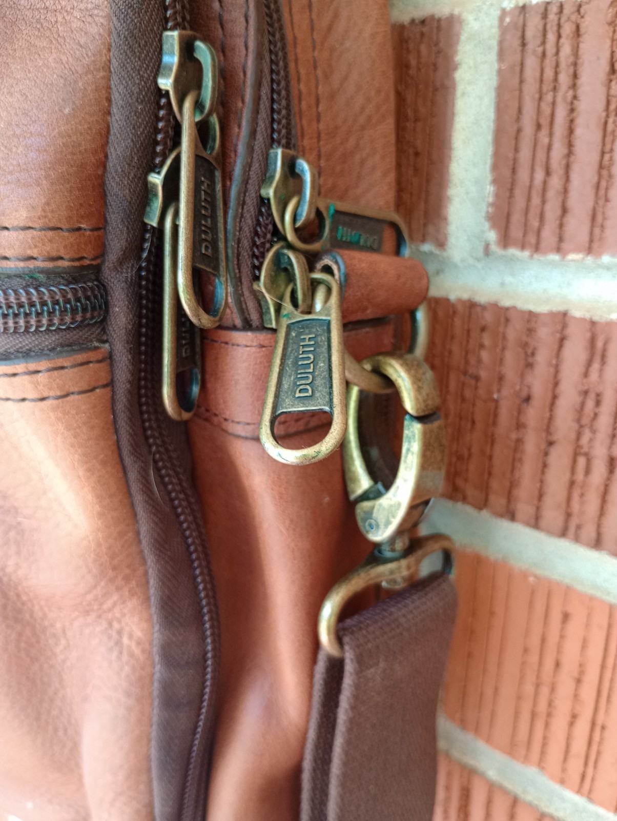 Duluth Trading Co Lifetime Leather Travel Bag Multi Zip Pocket Crossbody Brown