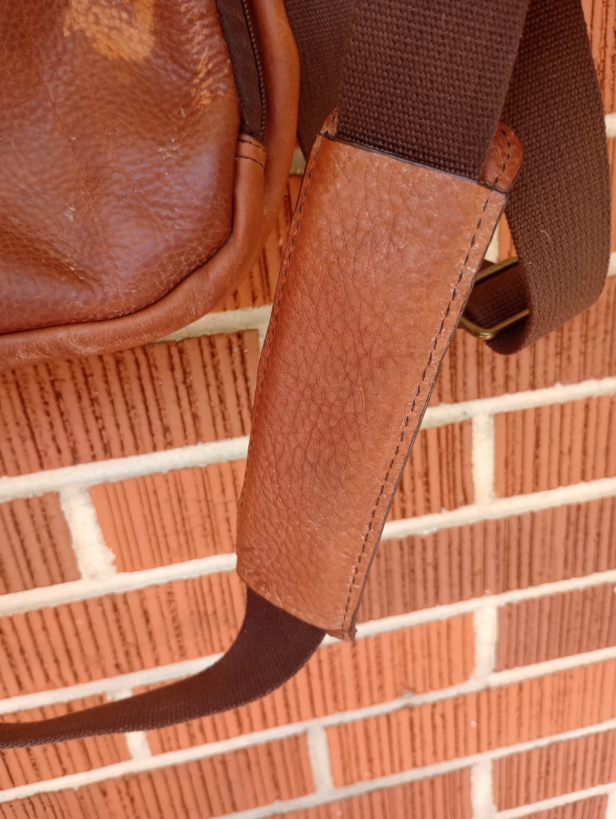 Duluth Trading Co Lifetime Leather Travel Bag Multi Zip Pocket Crossbody Brown