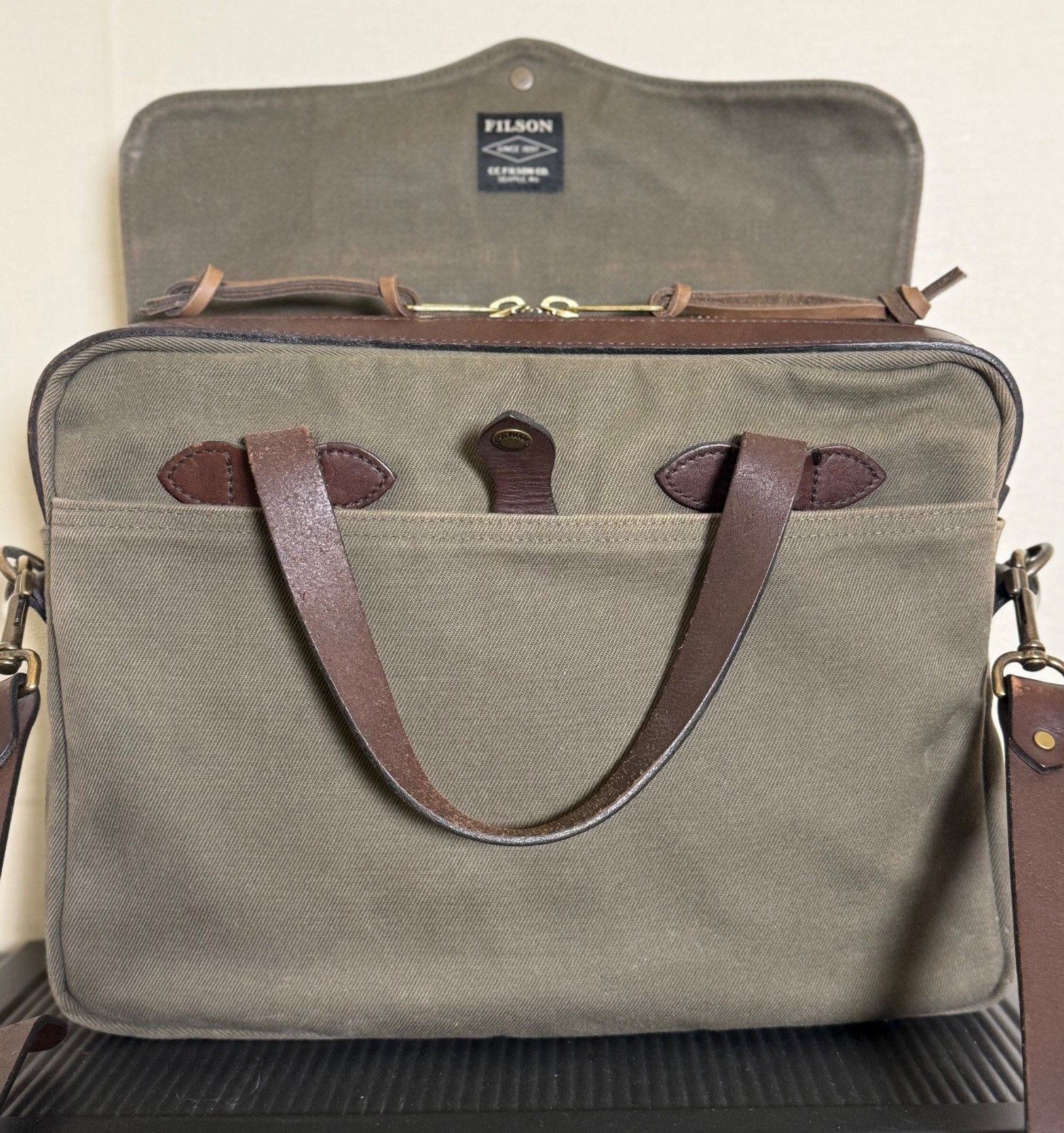 Filson 256 Original Briefcase EXCELLENT CONDITION Otter Green USA Leather