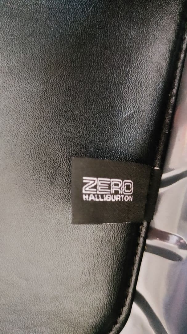 Ultra Lightweight Excellent Condition ZERO HALLIBURTON Polycarbonate Silver Atta