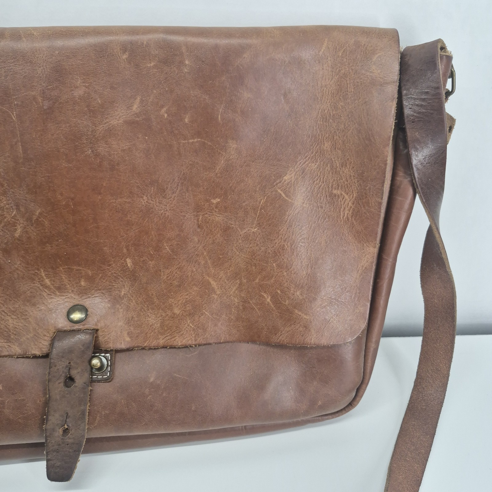 Whipping Post WP Standard Large Leather Brown Distressed Messenger Bag
