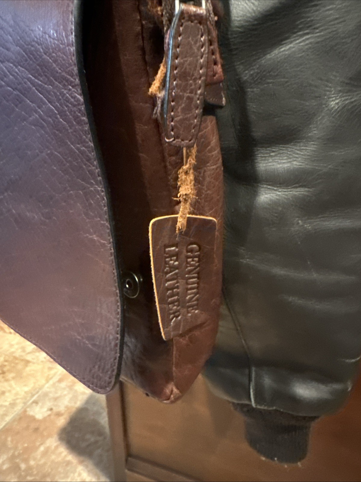 Brown Messenger Bag Magnetic Zip Closure Inner Pockets Shoulder Strap Men
