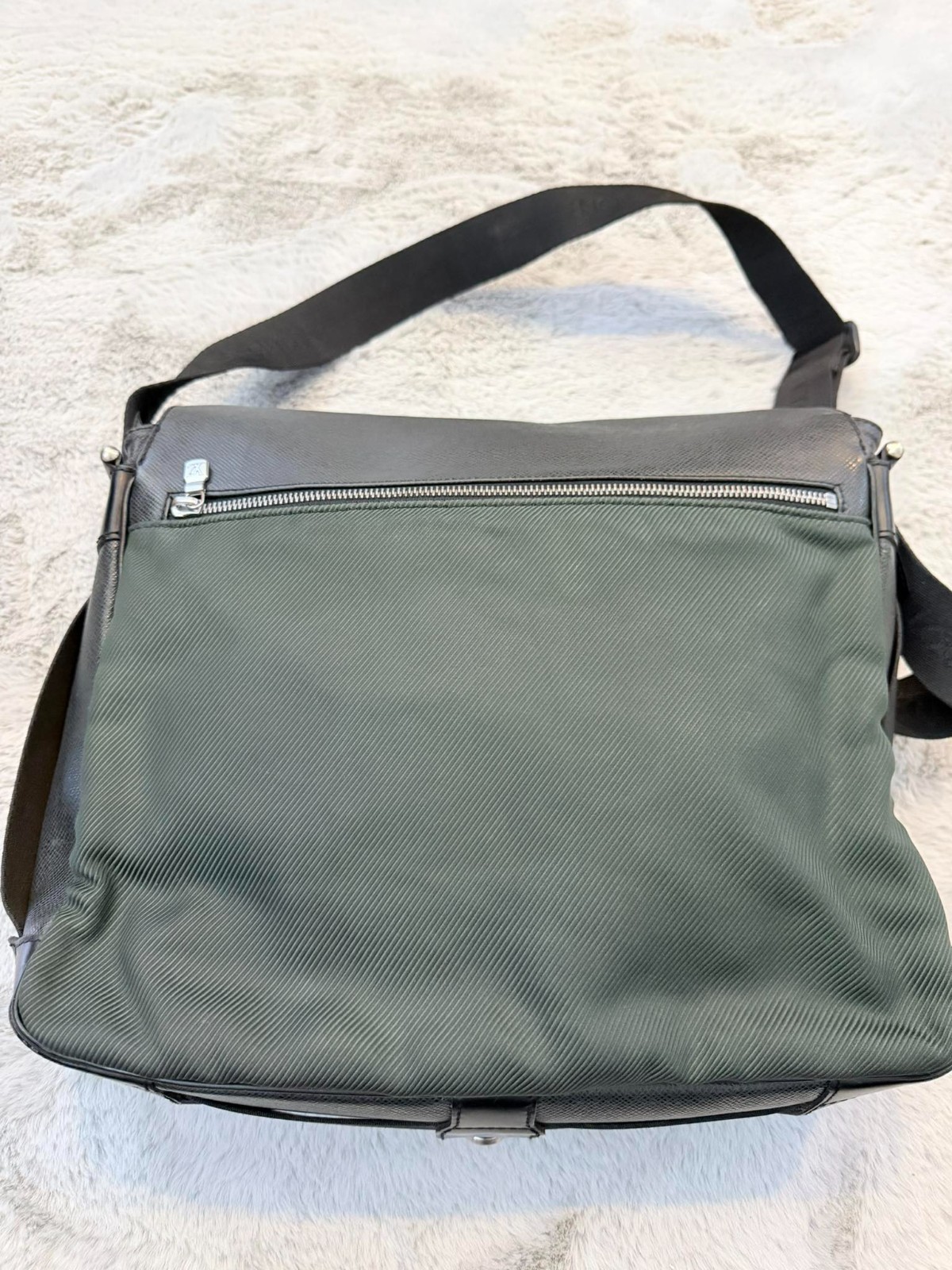Louis Vuitton Viktor Messenger Bag Black Taiga Leather Crossbody Shoulder Bag LV