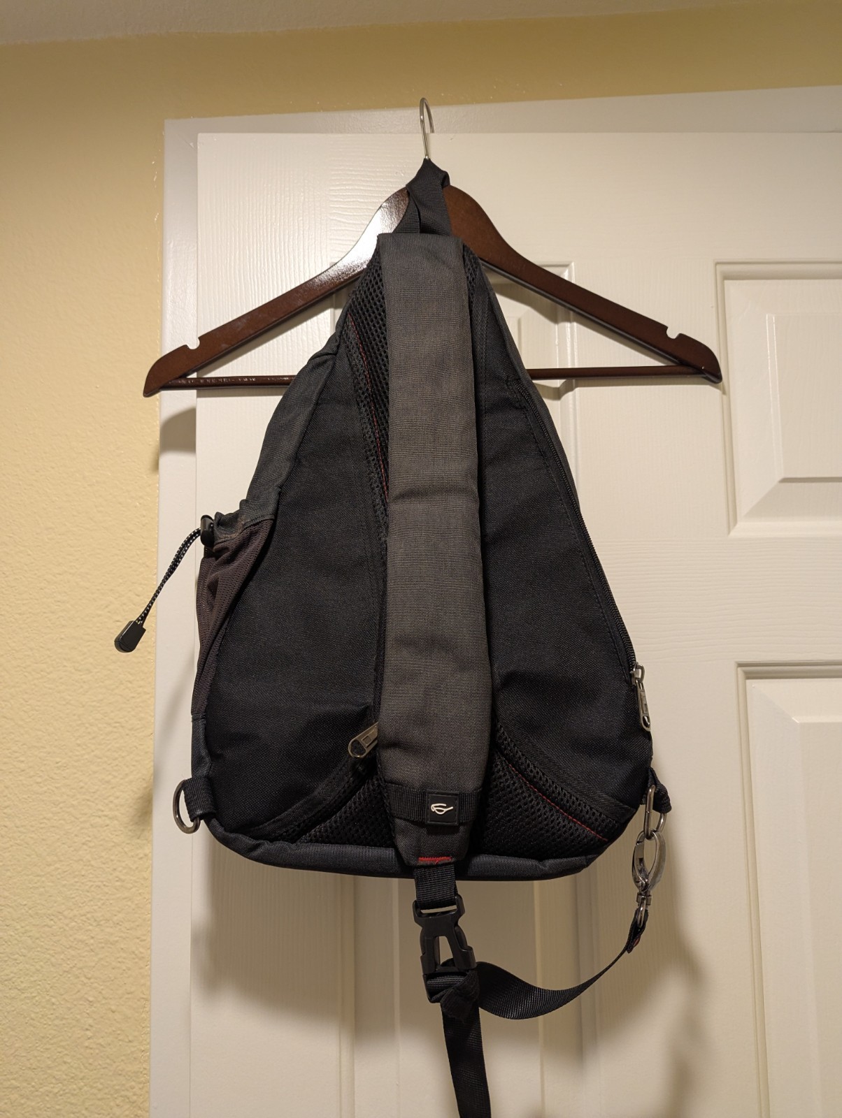 OutdoorMaster Sling Bag Single Strap Crossbody Backpack Unisex Dark Gray Red Zip