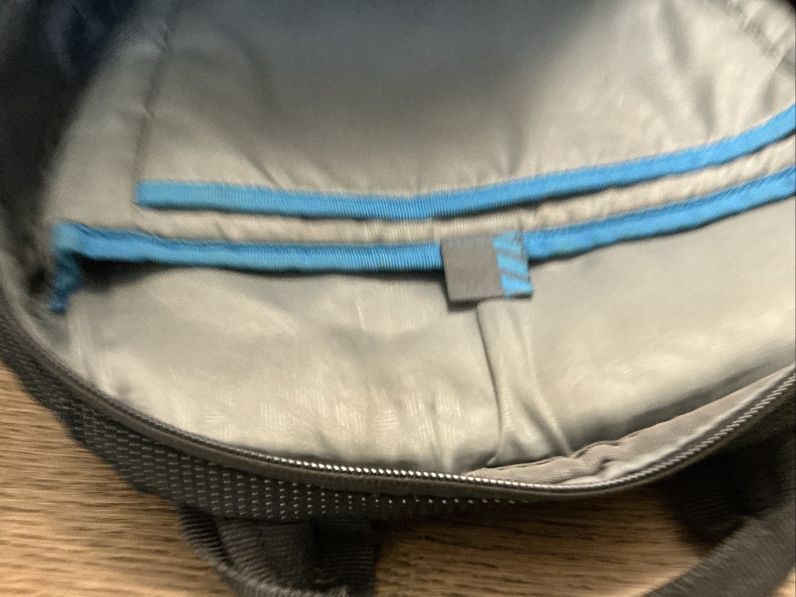 Thule Black Backpack Zip Closure Adjustable Strap Pockets Inner Pockets – READ