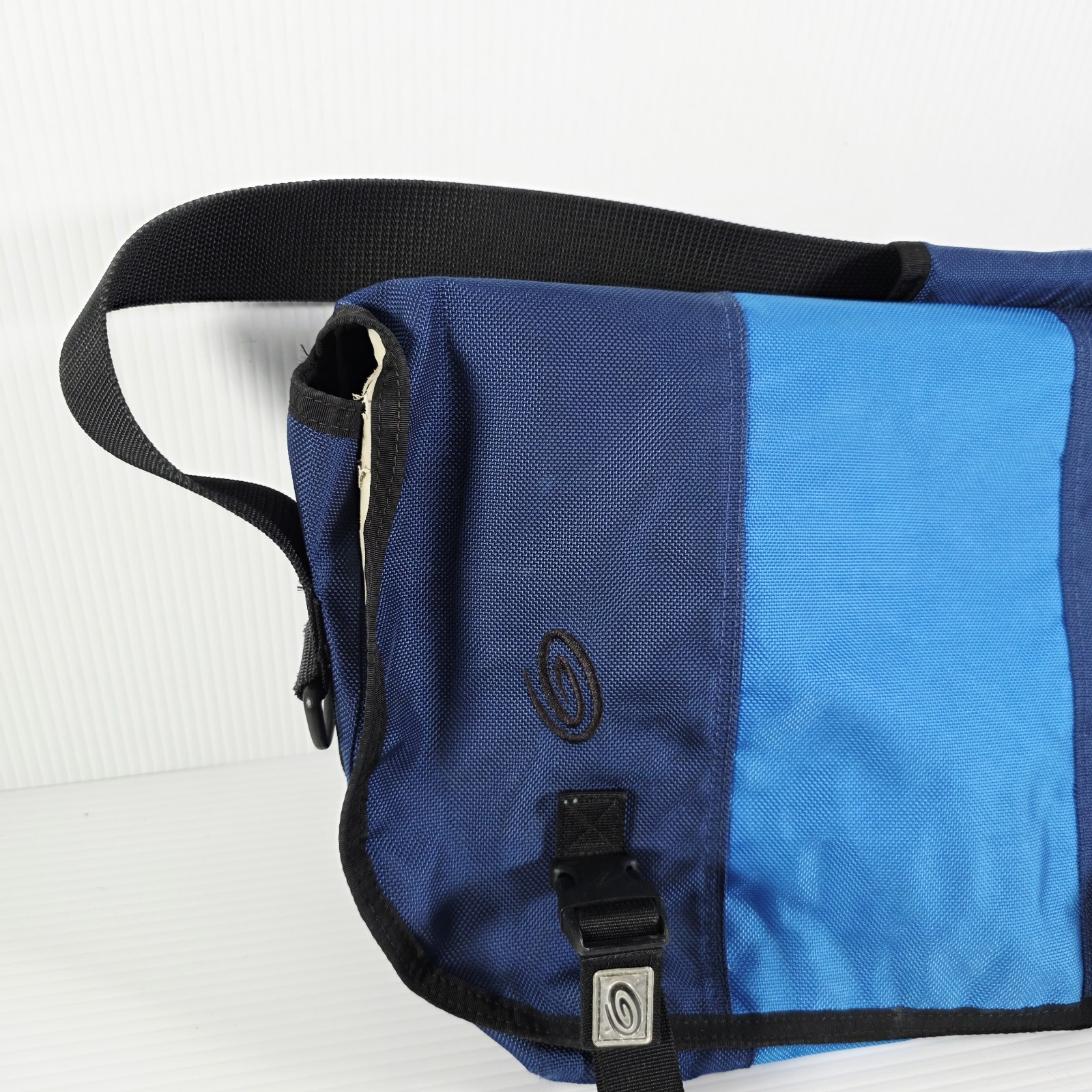 Timbuk2 Custom Classic RARE Messenger Bag WITH Back Zip Laptop Compartment Blue