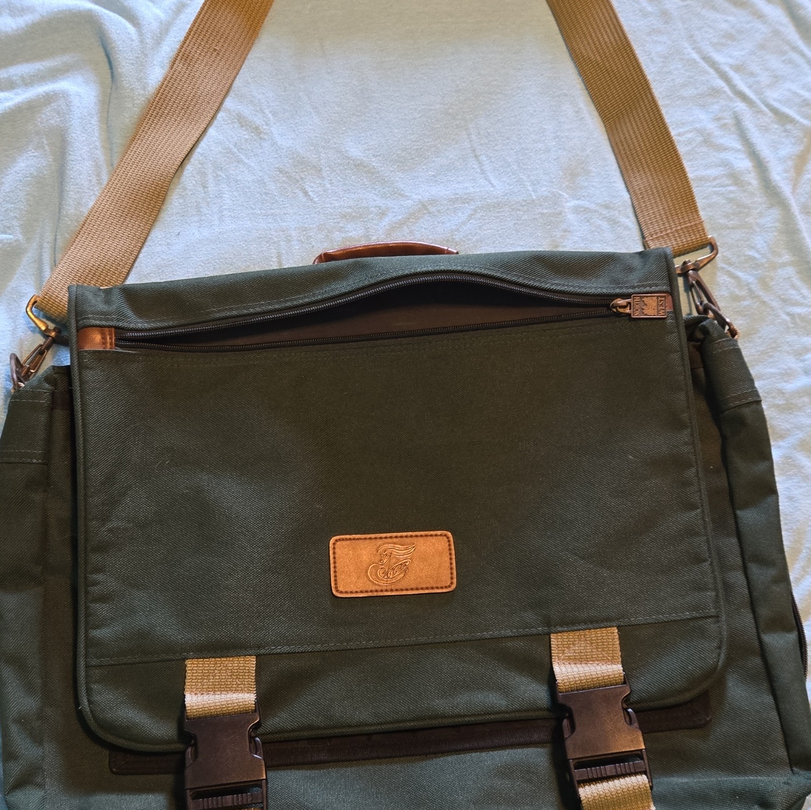 Green Solid Messenger Shoulder Bag, Adjustable Strap, Buckle & Zip, Pockets
