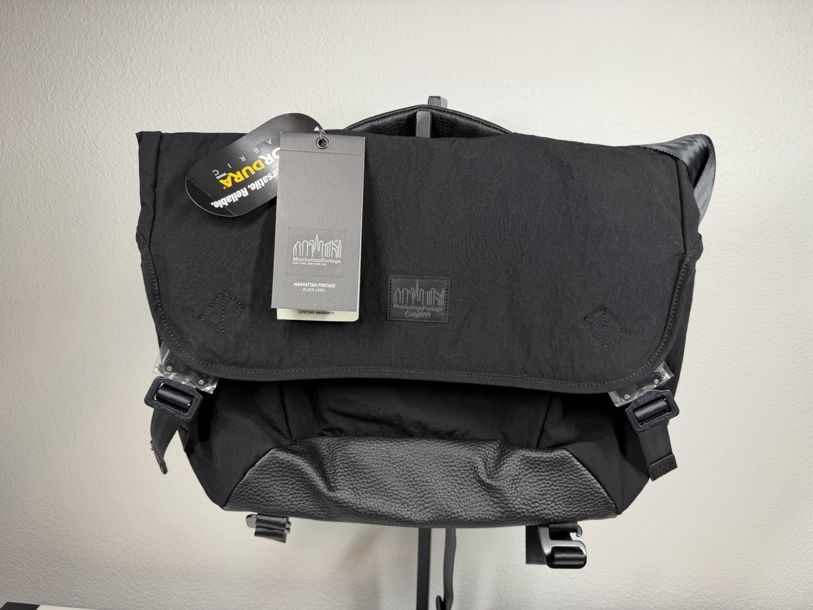 Carryology Manhatton Portage New York City REDUX Black Messenger Bag New!