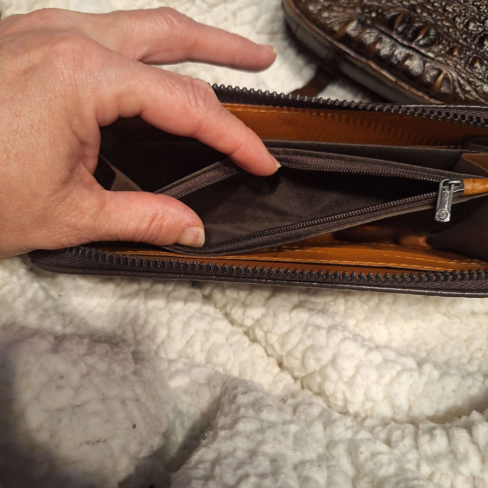 Crocodile embossed Leather Men’s Chest Bag Pattern Crossbody & Wallet