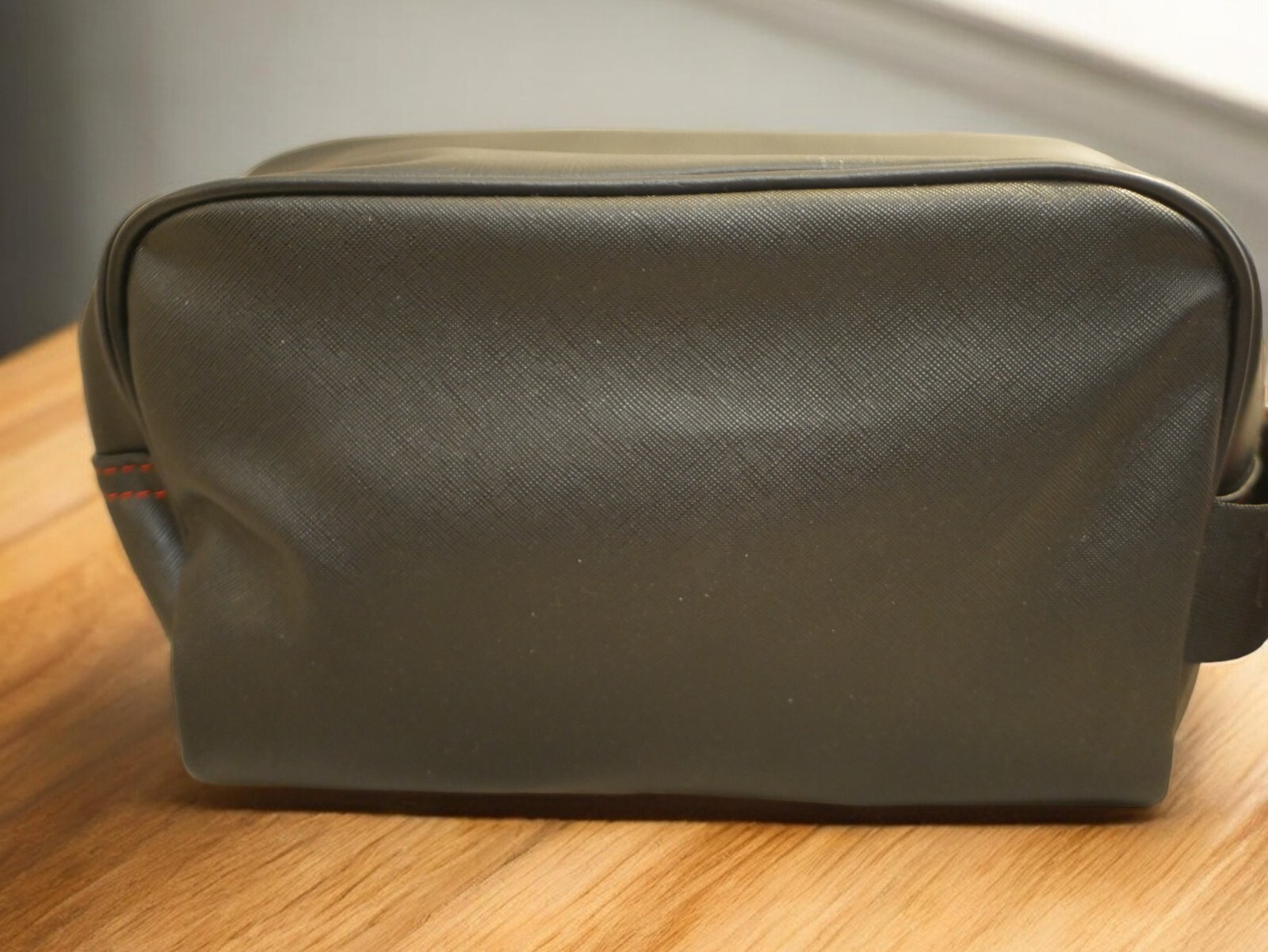 NEW MEDIUM MEN’S GUESS BLACK RED LEATHER HANDLE TOILETRY TRAVEL CASE BAG POCKET
